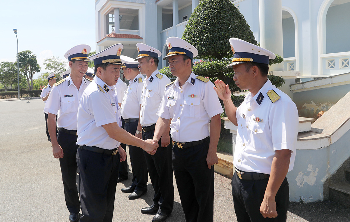 Tư lệnh Hải quân kiểm tra Lữ đoàn 954 và Lữ đoàn 189